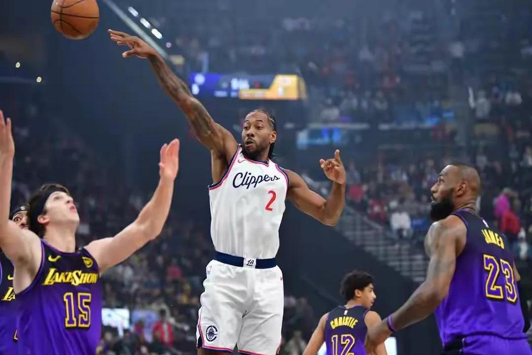 开云娱乐官网 -训练课后洛杉矶湖人备战欧超杯，篮板制胜细节流出，管理层满意，身体对抗强度拉满的简单介绍