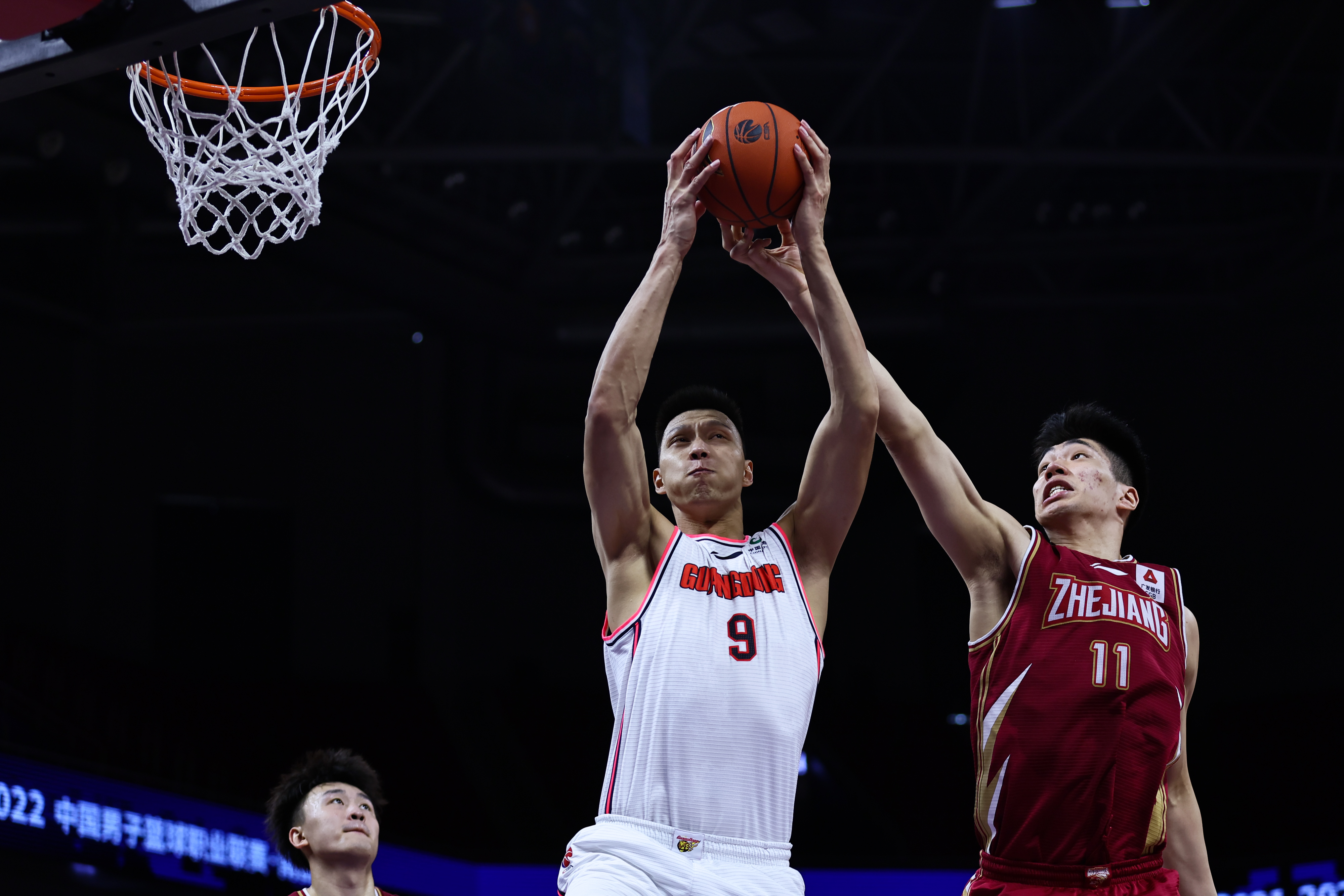  埃因霍温发布备战花絮，今夜篮板制胜，CBA季后赛任务艰巨，更衣室氛围转暖