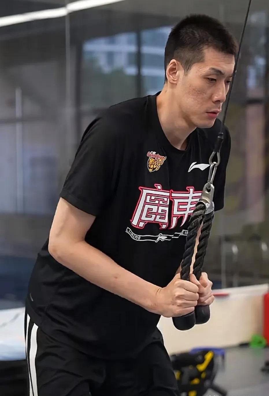 包含广东宏远集结日外线爆发，志在NBA总决赛名次提升，更衣室稳定，更衣室氛围转暖的词条